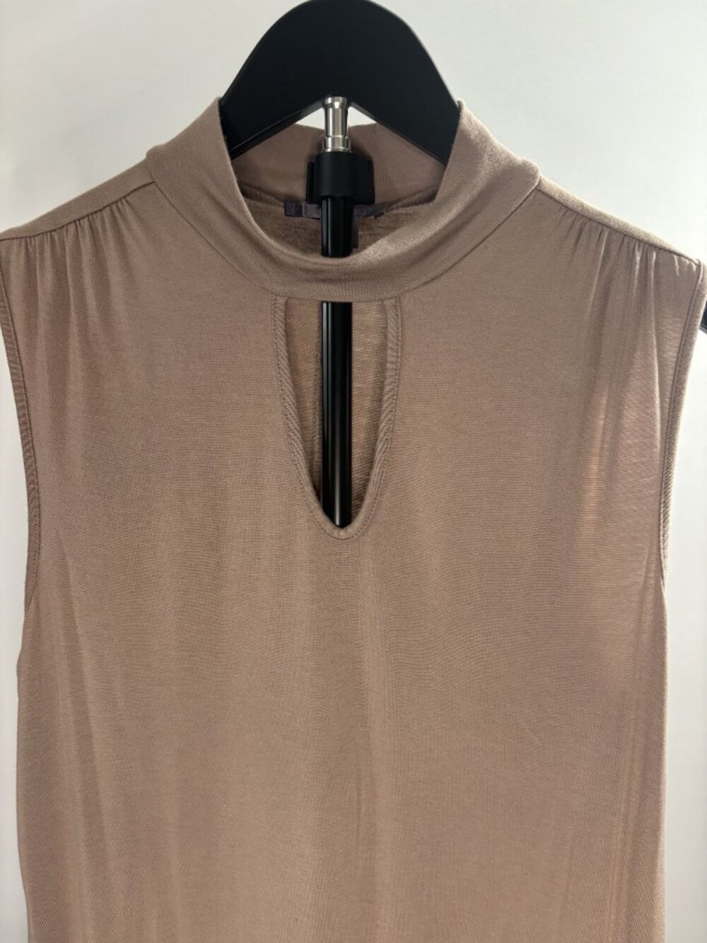Jennifer Lopez Beige Sleeveless Keyhole Neckline Choker Cut Top Tunic Collar (M) - Picture 4 of 10